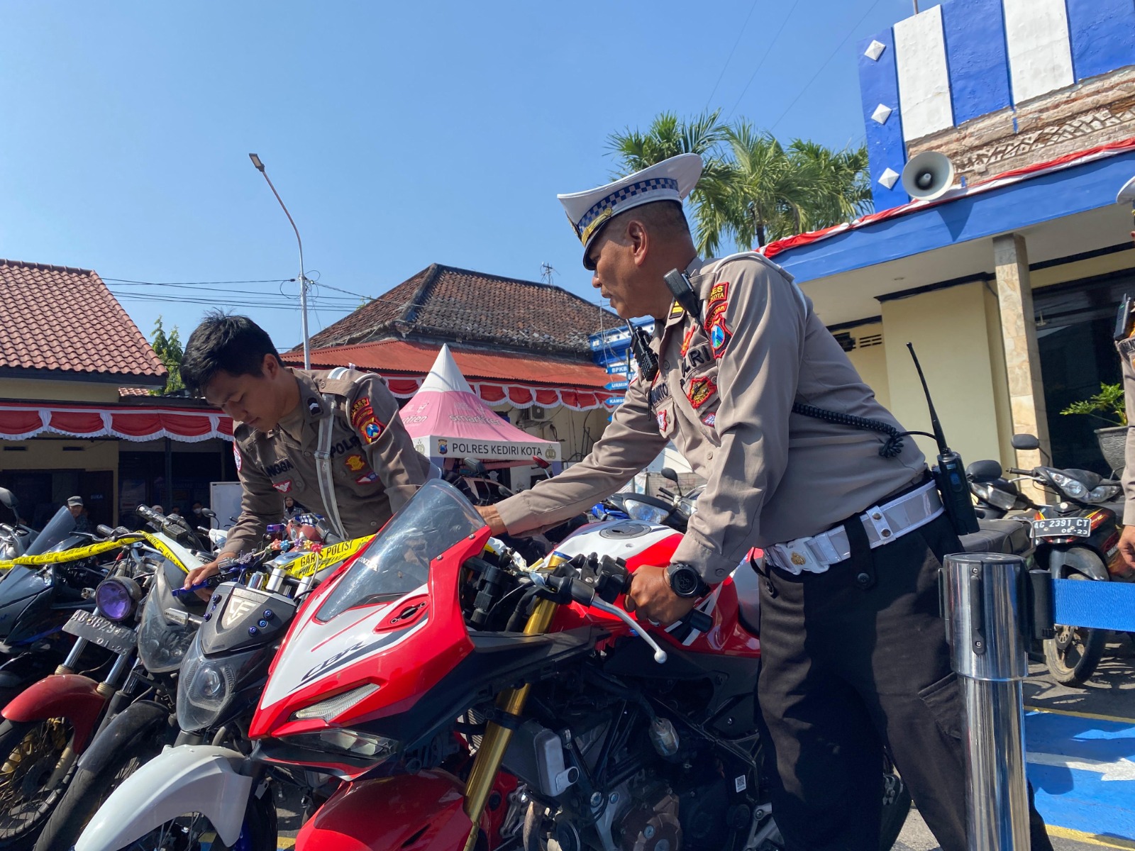 LANGGAR ATURAN: Kanit Turjawali Satlantas Polres Kediri Kota Iptu Murnianto memeriksa kendaraan yang terjaring Operasi Patuh Semeru 2025.