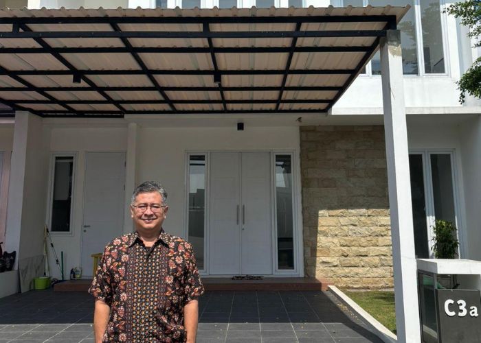 MODERN: Robert Pramudarto, Direktur Operasional dan Keuangan Kediri Family Residence saat di depan rumah yang sudah siap huni.