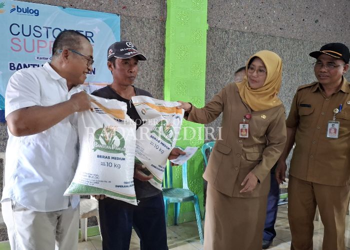 PENERIMA MANFAAT: Warga Desa Bulusari menerima bantuan beras untuk ketahanan pangan.
