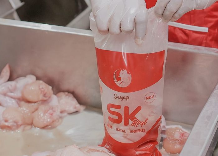 HOGIENIS: Produk PT Surya Kencana Sloughterhouse siap didistribusikan.