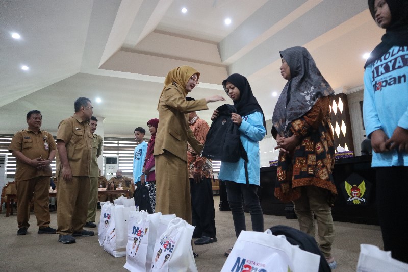 Wali Kota Vinanda Prameswati menyerahkan bantuan peralatan sekolah untuk belasan siswa Sekolah Rakyat yang awal Agustus nanti berangkat ke Batu.