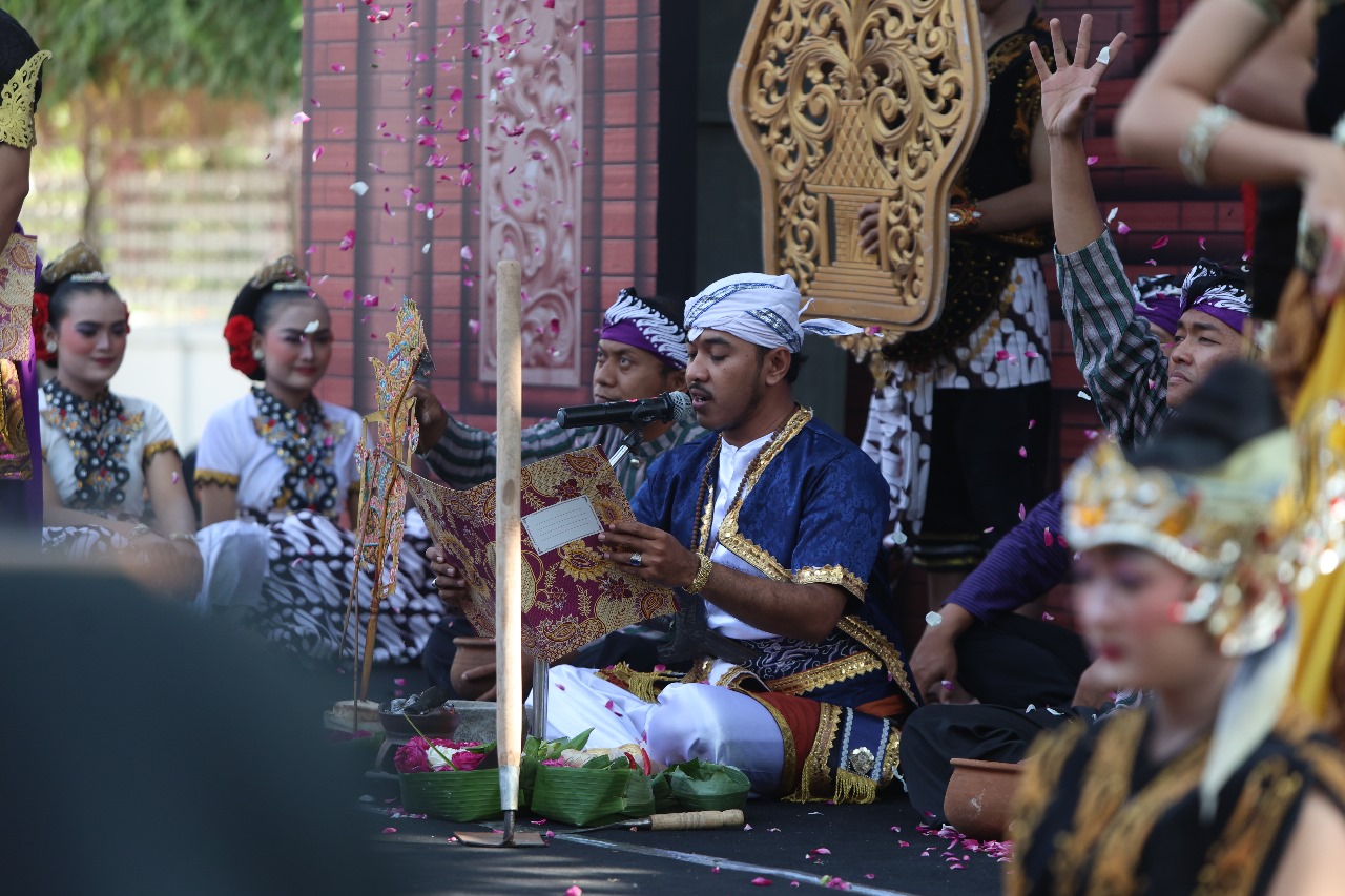 Guru Seni Budaya SMPN 8 Kota Kediri Russidiq membacakan mantra disela seremoni penyerahan Prasasti Kwak dalam ritual Manusuk Sima di Balai Kota Kediri (27/7).