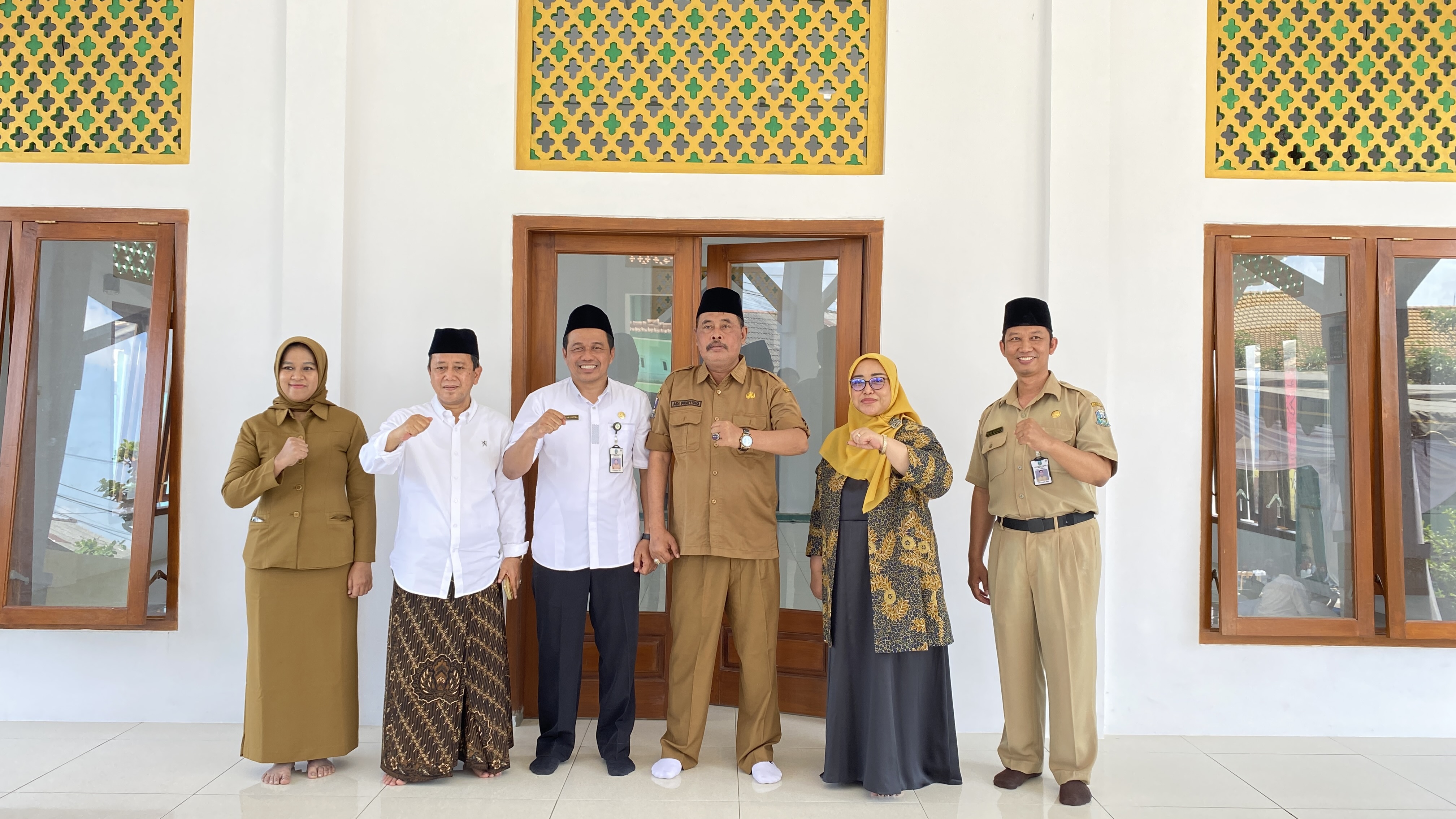 BINA AKHLAK: Adi Prayitno (3 dari kanan), Zuli Rantauwati (2 dari kanan), Arif Syah Putra (3 dari kiri), Gus Ab (2 dari kiri), dan jajaran berfoto bersama usai peresmian Masjid Zul Hidayat.