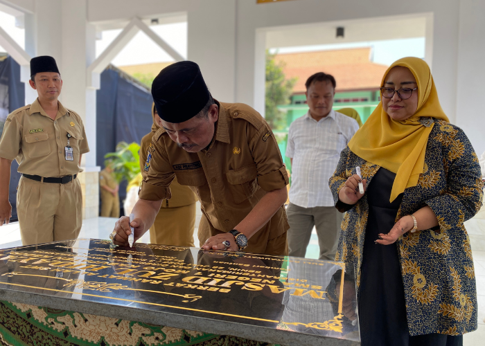 PERESMIAN: Kacabdindik Adi Prayitno menandatangani prasasti sebagai tanda diresmikannya Masjid Zul Hidayat di SMAN 1 Mojo.
