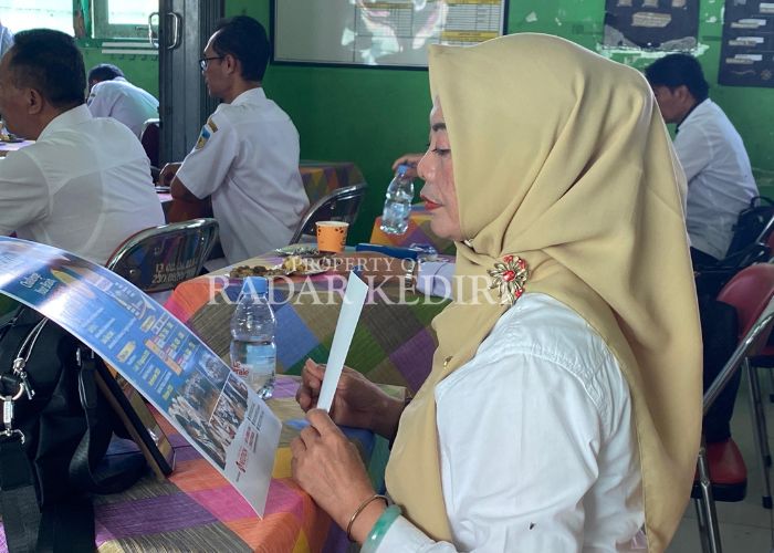 ASAH KEMAMPUAN: Seorang guru mengamati brosur KKA.