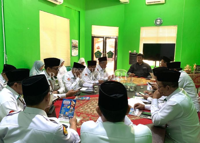 PROGRAM EDUKATIF: Manager Pemasaran JP Radar Kediri Heri Muda Setiawan menyampaikan teknis pelaksanaan KKA JPRK-LBB Neutron di meeting room Kemenag Kabupaten Kediri kemarin.  &nbsp;