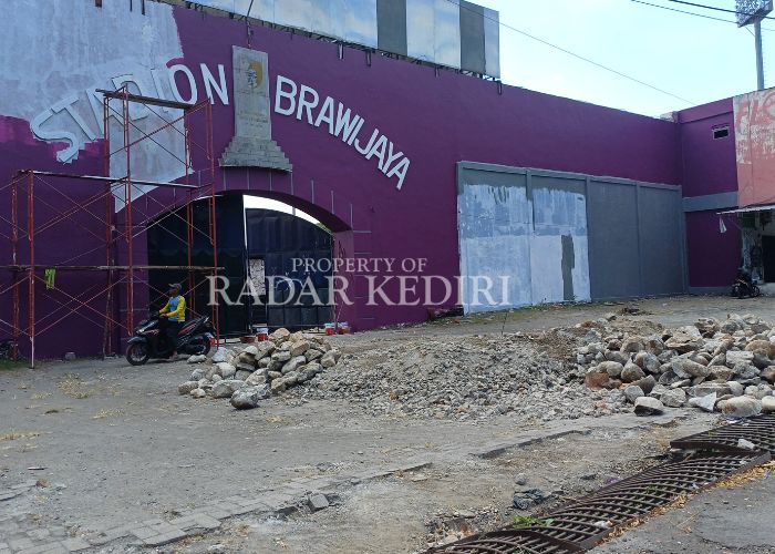 RATA DENGAN TANAH: Suasana di depan pintu gerbang Timur setelah patung di depan pintu F dirobohkan.