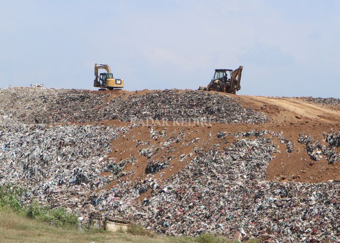 MENGGUNUNG: Dua alat terlihat sedang dioperasikan di TPA 3 Kota Kediri. DLHKP tengah mengintensifkan pengurukan di sana.