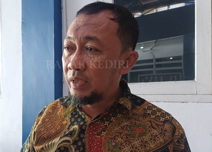 ANGGOTA DPRD KOTA KEDIRI: Ayub Wahyu HIdayatullah ketika memberi keterangan pers.
