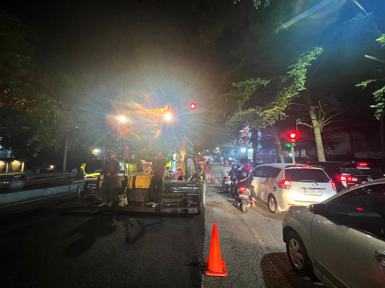 Sejumlah pekerja melakukan pemeliharaan jalan. Tahun ini pemkot menganggarkan Rp 10,1 miliar untuk memastikan jalan di Kota Kediri tetap mulus.