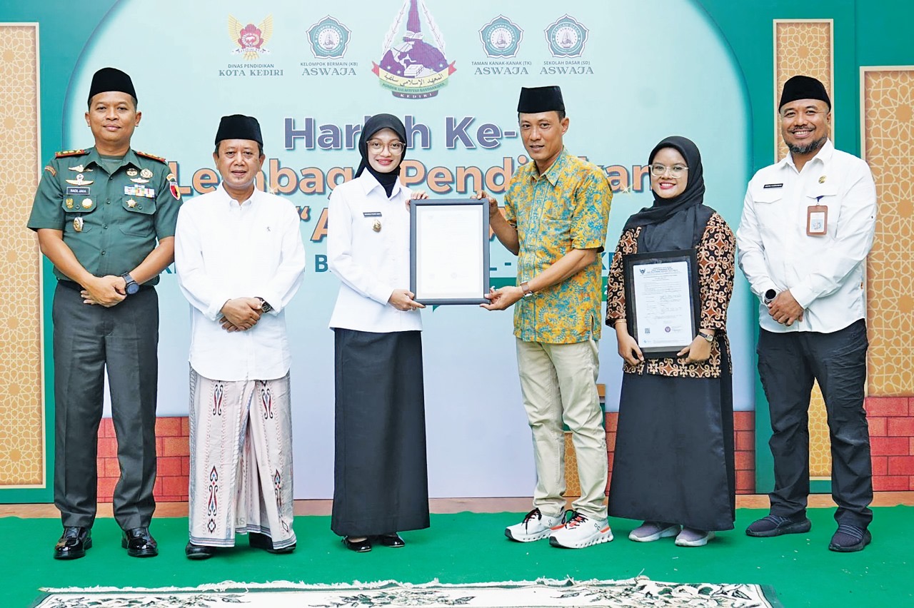 Wali Kota Vinanda Prameswati, menyerahkan izin operasional Lembaga Pendidikan Aswaja didampingi Kepala Dinas Pendidikan M. Anang Kurniawan (kanan).