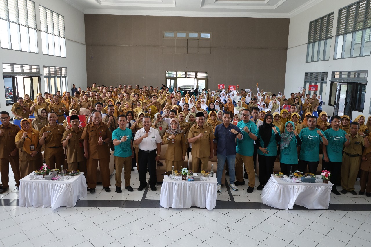 Wabup Dewi Mariya Ulfa (7 dari kiri), Kepala Dinas Pendidikan Mokhamat Muhsin (tengah) dan General Manager JP Radar Kediri Khafid Suyuti (7 dari kanan) dalam awarding Festival Pelepasan Siswa Kediri B