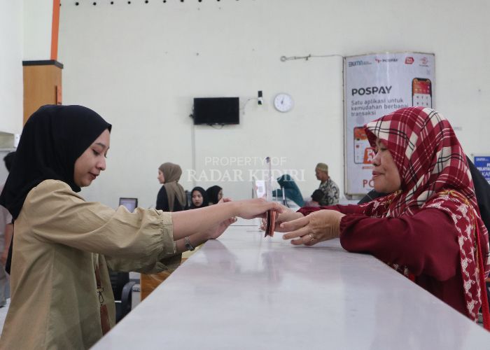 Pencairan bansos via PT Pos