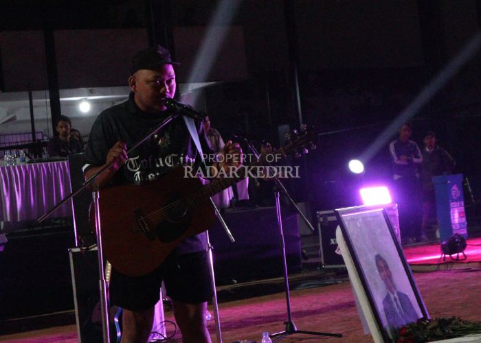 Sosok Yusak, penyanyi anthem Persik Kediri.