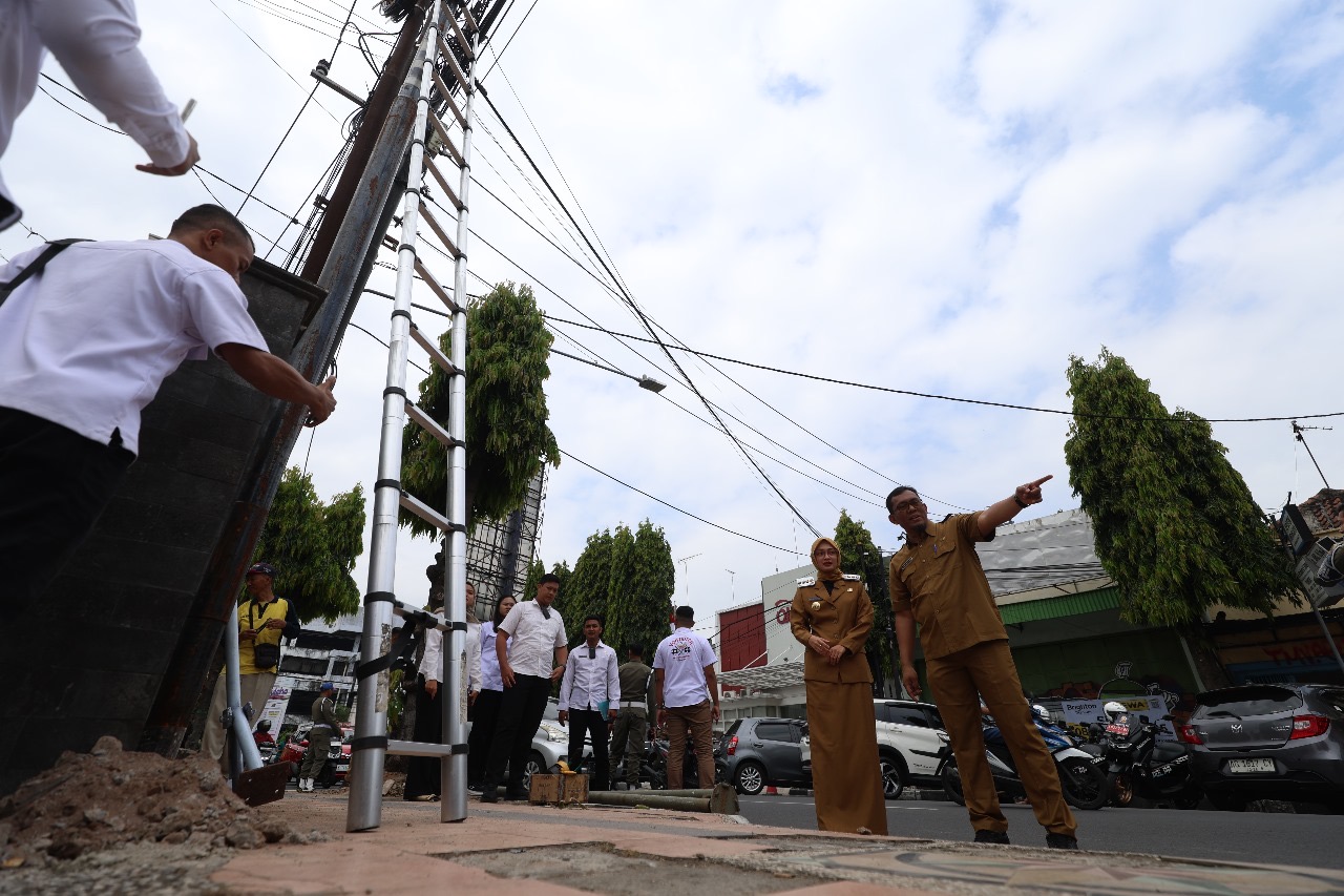 Wali Kota Kediri Vinanda Prameswati bersama Plt Kepala Dinas PUPR Yono Heryadi memantau penataan kabel optik di Jl Brawijaya, Kota Kediri.