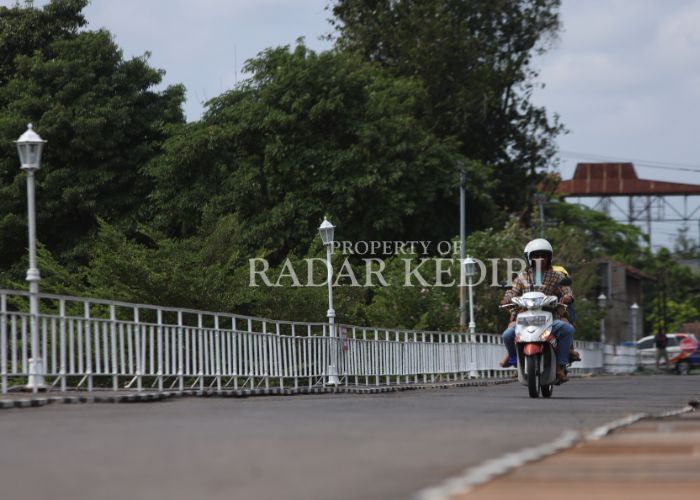NEKAT: Pengendara motor melintas di jembatan lama Kota Kediri.