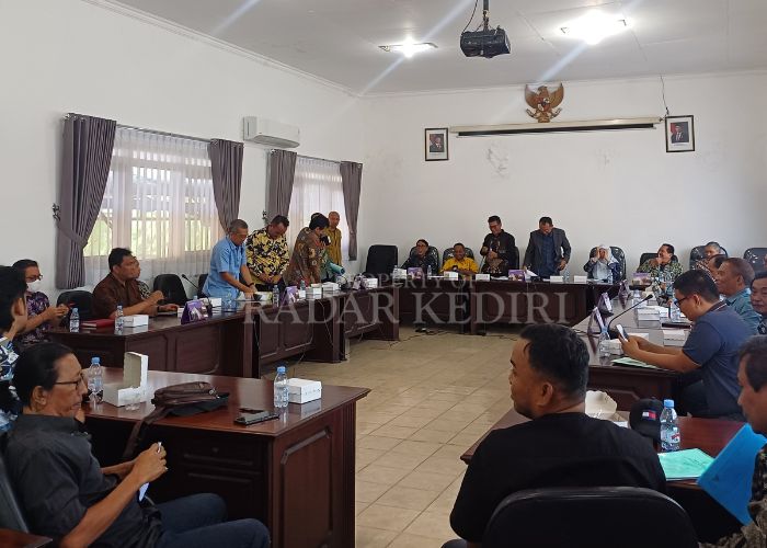 MUSYAWARAH: Komisi A DPRD Kota Kediri menggelar RDP dengan mengundang perwakilan warga, Pemerintah Kota Kediri, dan PT KAI pada Jumat (25/7).