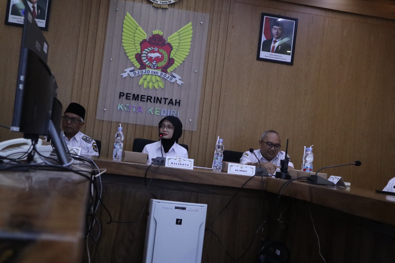 Wali Kota Vinanda Prameswati bersama Wawali Qowimuddin (kiri) memberi masukan tentang pelayanan Sobat Dokter dalam simulasi di Command Center Balai Kota Kediri kemarin.