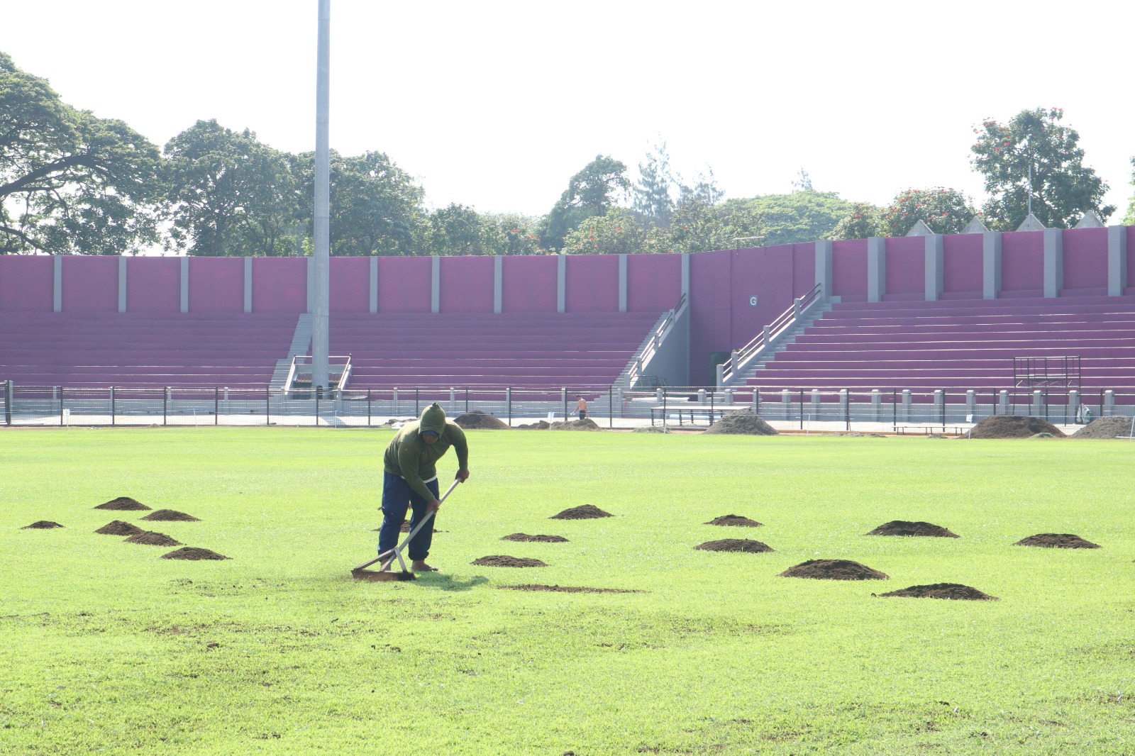 Pekerja melakukan top dressing di lapangan Stadion Brawijaya Kota Kediri.