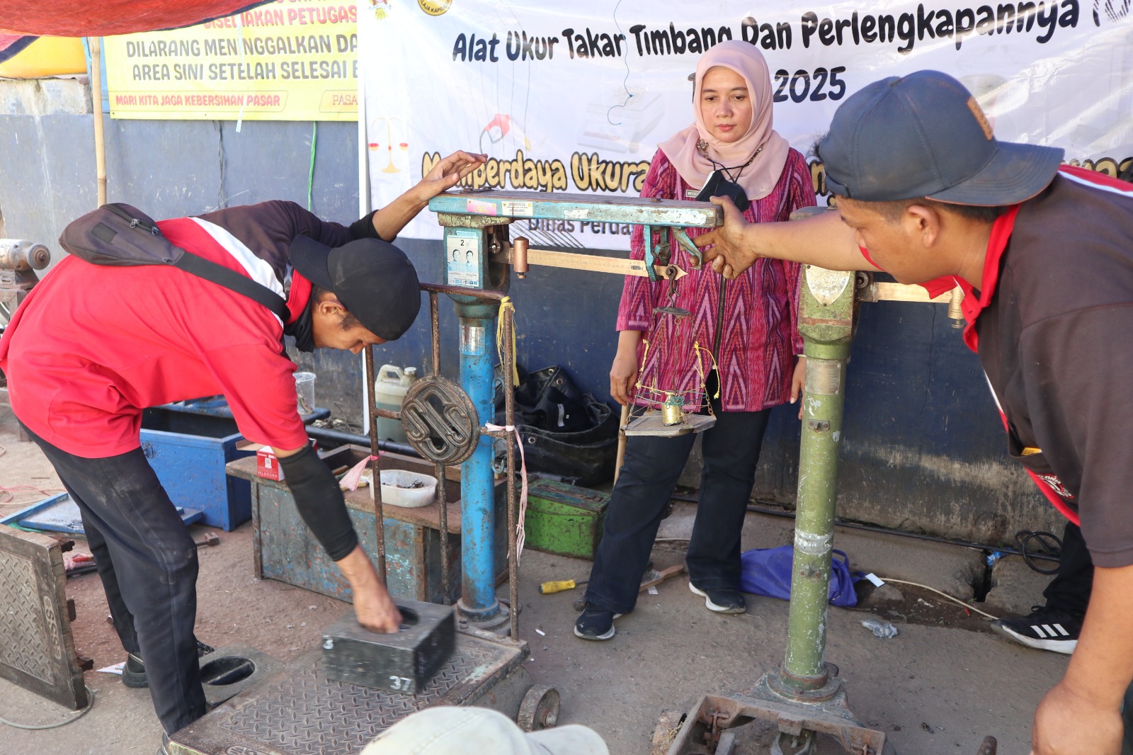 AKURAT: Tim Disperdagin Kota Kediri melakukan tera ulang alat ukur timbang di Pasar Grosir Ngronggo. Tera ulang itu dilakukan dengan menyasar alat ukur timbang manual hingga digital.