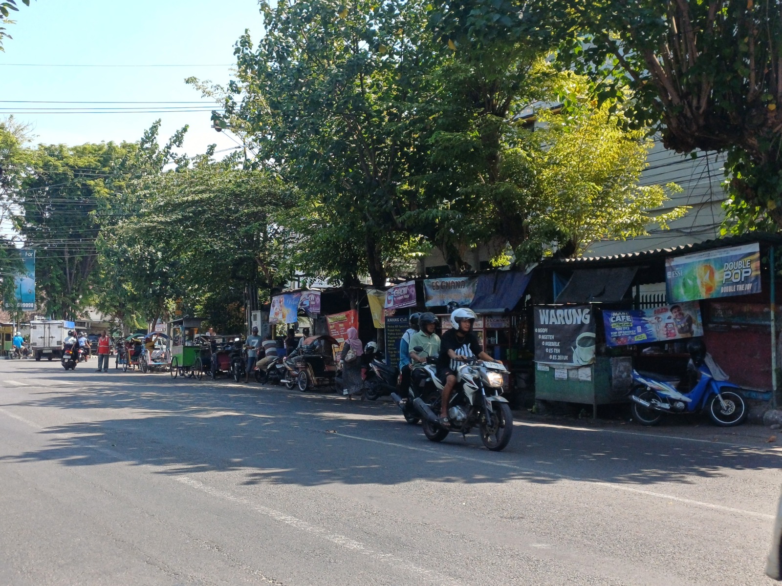 Belasan PKL berjajar di depan RS Baptis Kota Kediri.