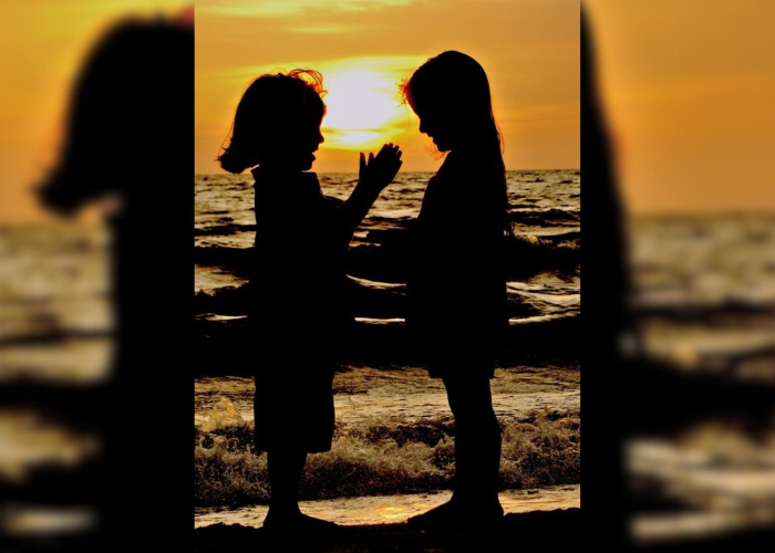 Ilsutrasi anak kecil main di waktu Maghrib.
