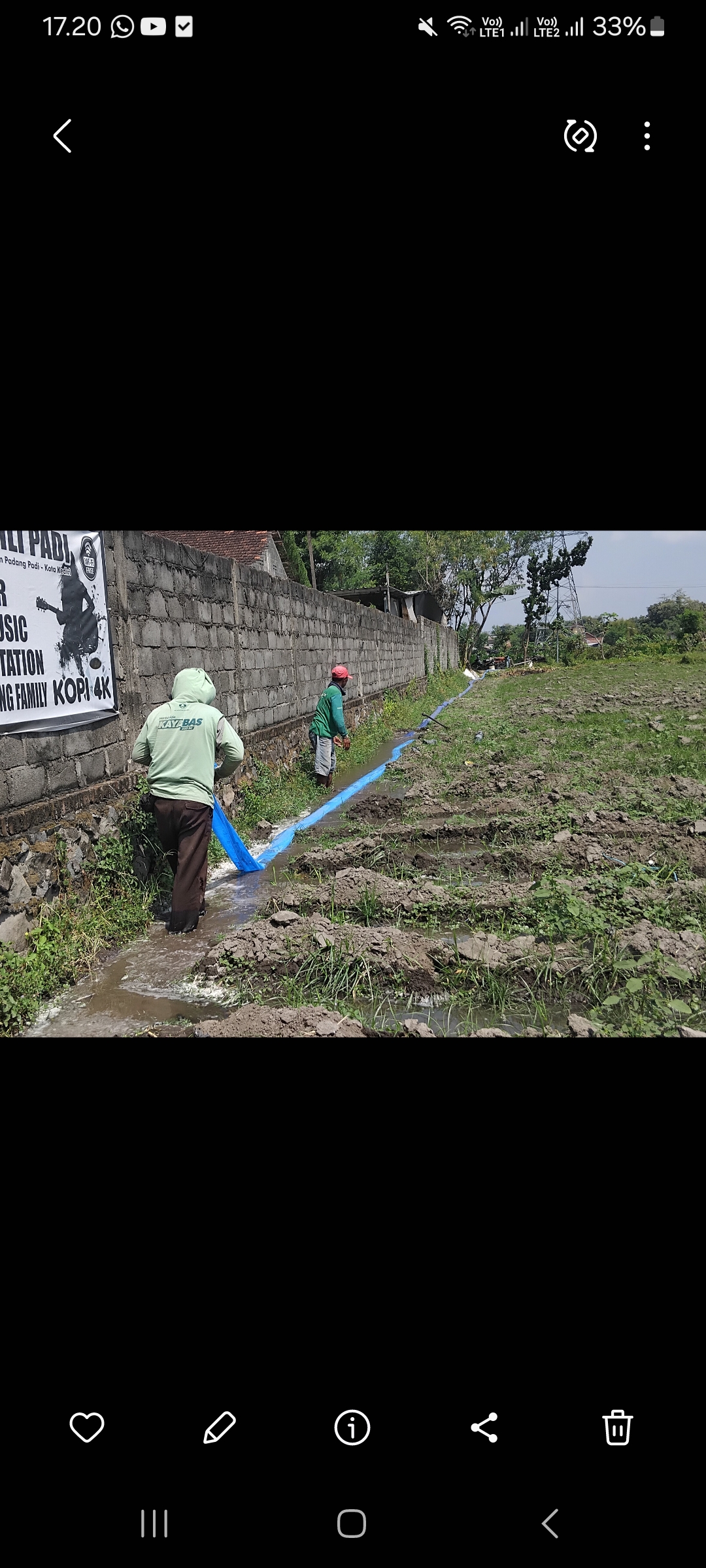 Petani di Desa Kaliombo mengairi sawah (foto: Diana)