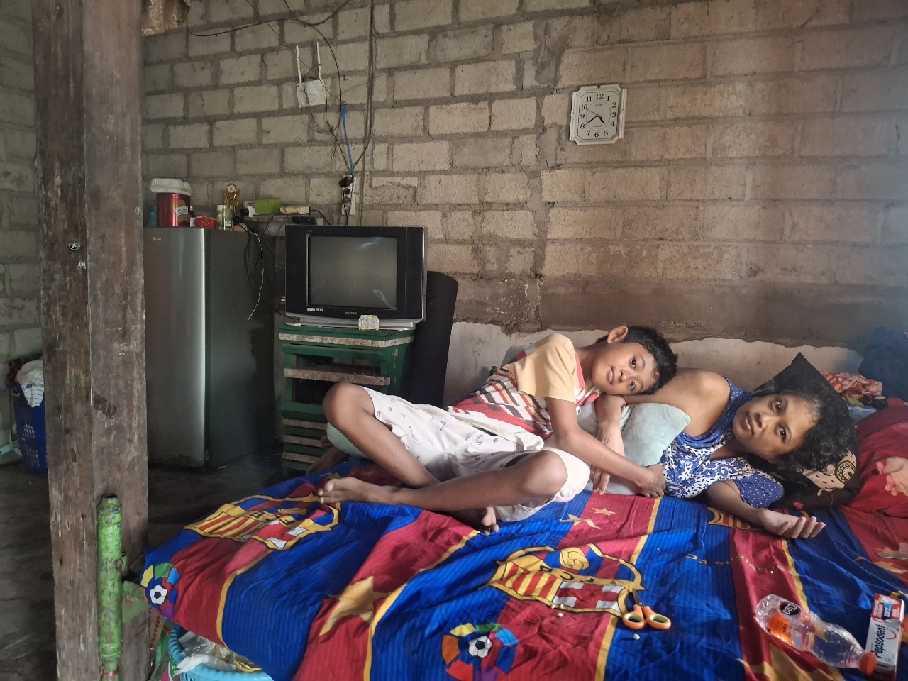 Marfellino Duha bersama sang ibu yang mengalami sakit pengeroposan tulang.