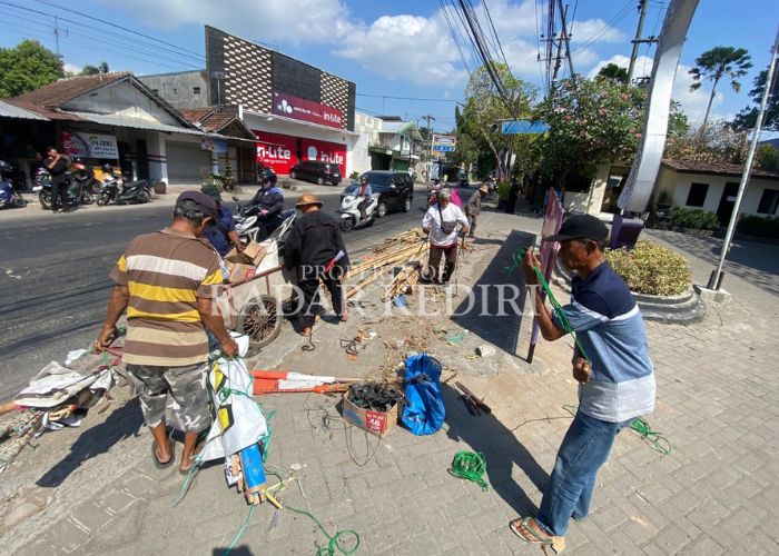 TERTIB: Pendemo triples bongkar tenda di depan hotel Insumo.