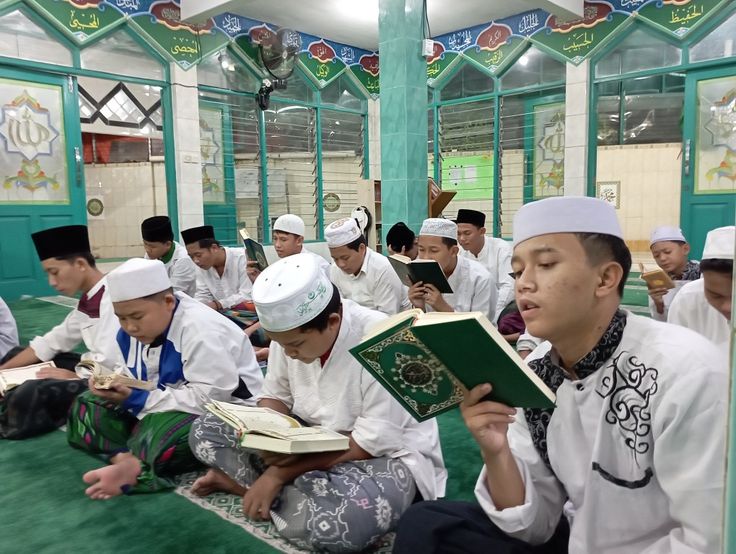 Ilutrasi orang membaca Alquran.