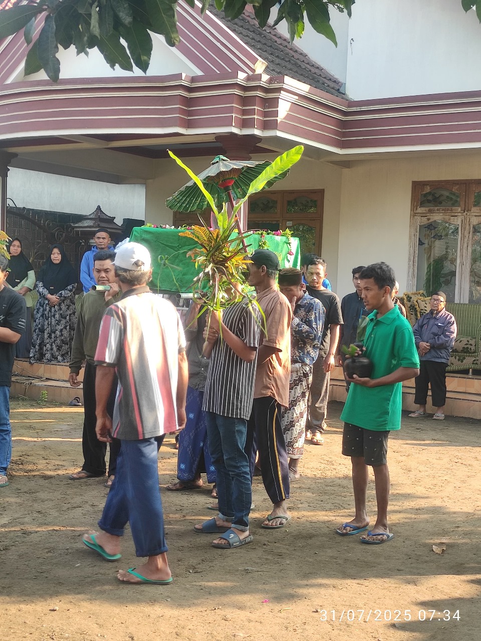 Warga bersiap memakamkan jenazah Syah Rizal Fanani, 21, TKI asal Desa Sidomulyo, Puncu yang meninggal di Taiwan.