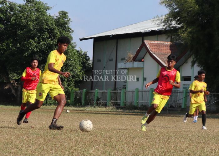Skuad Persedikab Kediri U17 berlatih keras.