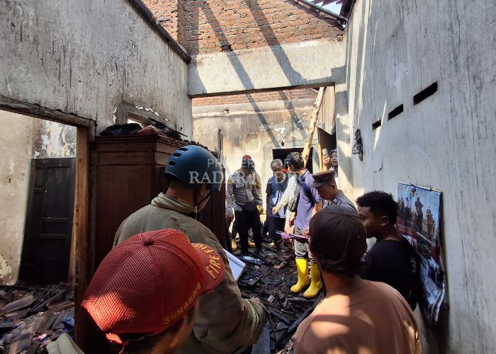 DILALAP JAGO MERAH: Petugas Damkar dan kepolisian melakukan olah TKP di rumah Wagito, 75, warga Desa Panjer, Kecamatan Plosoklaten.