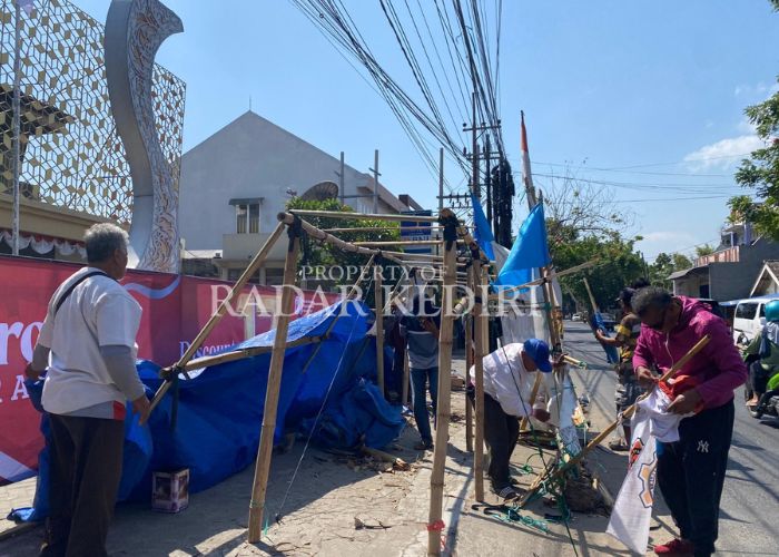 BONGKAR TENDA: Pekerja Triple S yang kena PHK saar berada di depan Hotel Insumo Kota Kediri.
