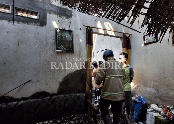 KEBAKARAN: Petugas damkar saat berada di rumah korban kebakaran di Desa Panjer, Kecamatan Plosoklaten.