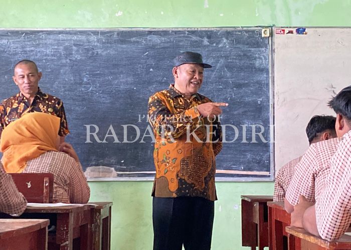 GAYENG: Kepala Disdik Kabupaten Kediri Mokhamat Muhsin saat berbincang dengan siswa dari SMPN 1 Plosoklaten.