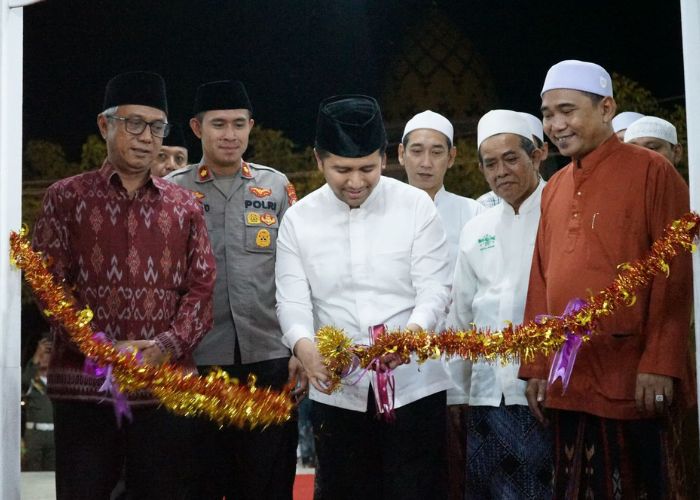 POTONG PITA: Wakil Wali Kota Kediri Qowimuddin Thoha mendampingi Wakil Gubernur Jawa Timur Emil Elestianto Dardak dalam peresmian Aula KH Imam Yahya Mahrus di Pondok Pesantren HM Al Mahrusiyah III.