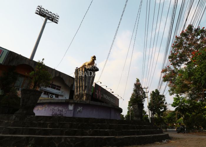 Patung Macan Putih di Stadion Brawijaya.