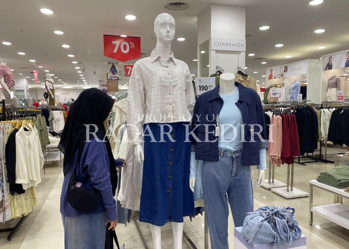 TREN: Baju model crop top yang paling banyak diburu warga.