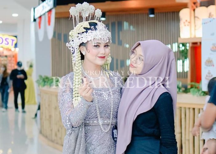 ANGGUN: Model riasan pengantin ala soft glam.