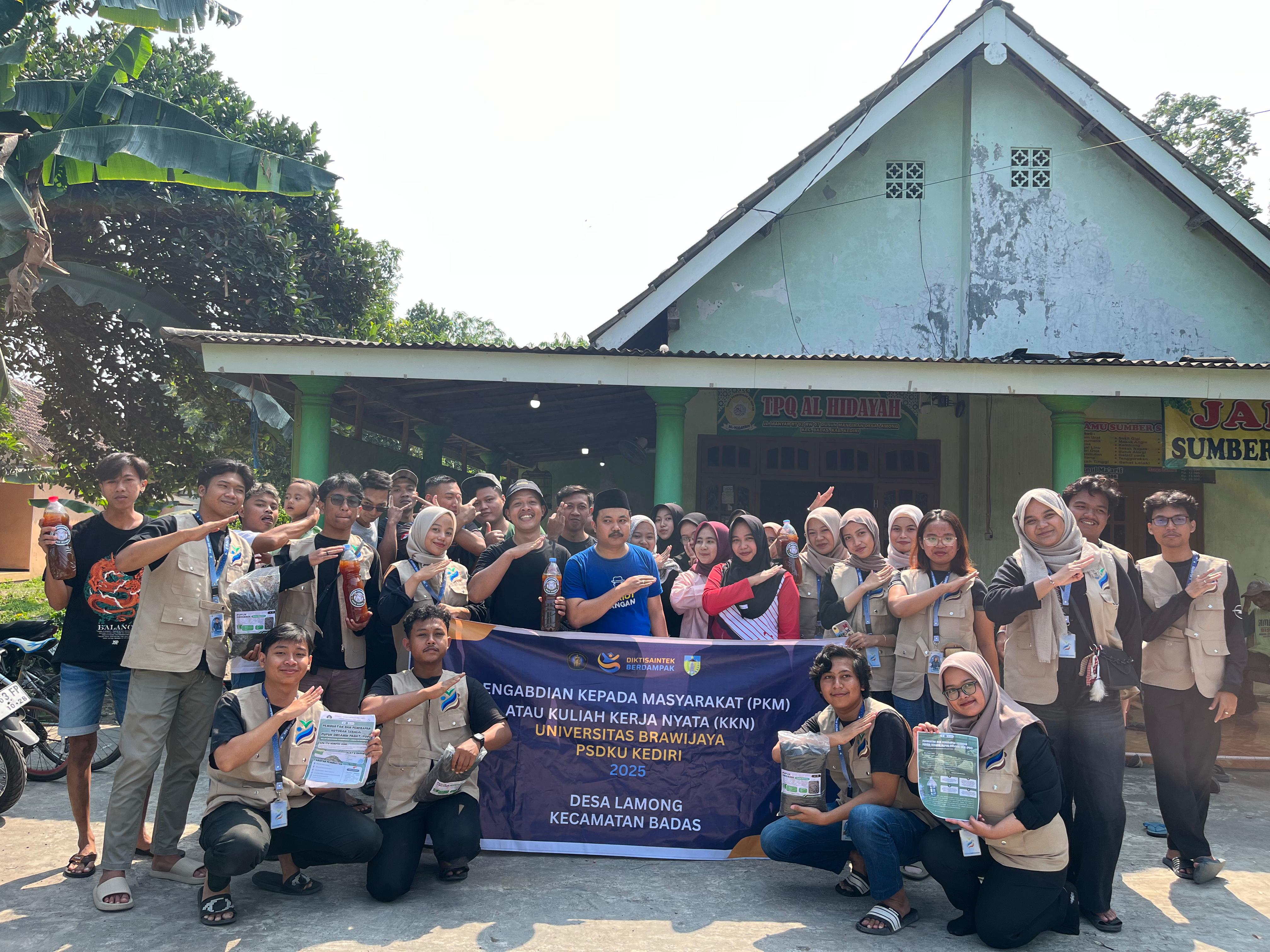 Mahasiswa UB Kediri Latih Warga di Lamong Kediri Olah Limbah Kotoran Domba Jadi Pupuk Organik