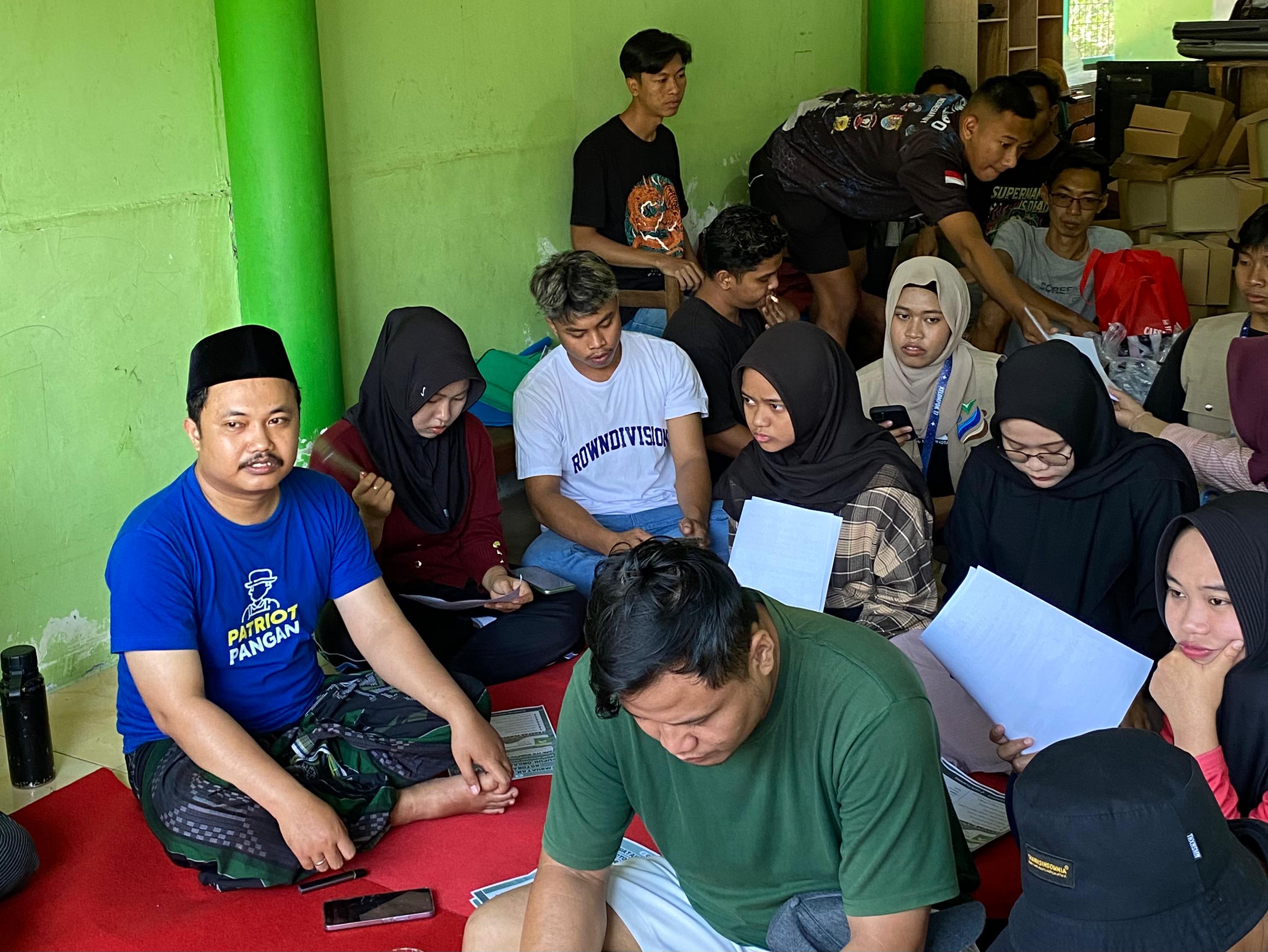 Mahasiswa UB Kediri Latih Warga di Lamong Kediri Olah Limbah Kotoran Domba Jadi Pupuk Organik