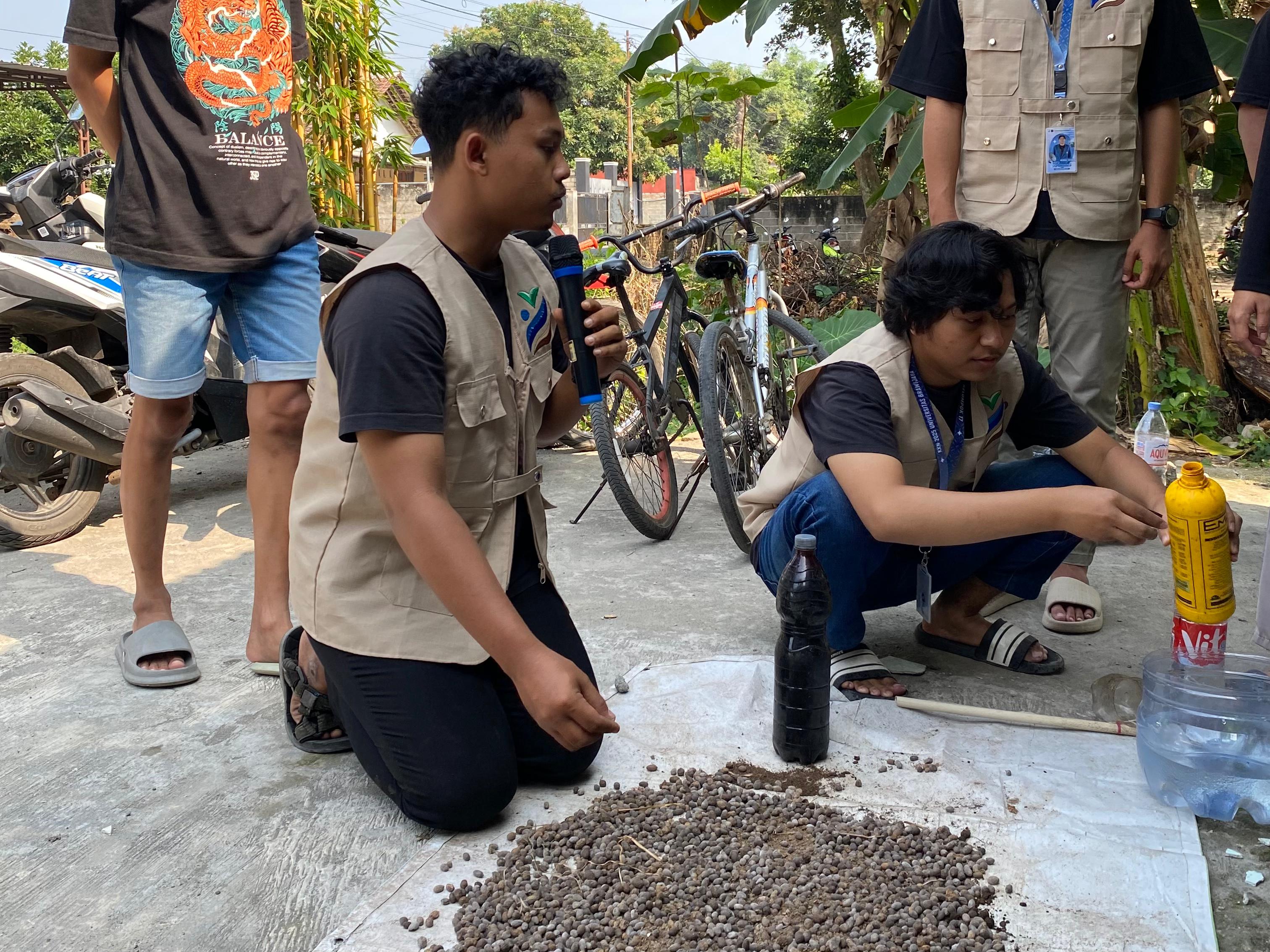 Mahasiswa UB Kediri Latih Warga di Lamong Kediri Olah Limbah Kotoran Domba Jadi Pupuk Organik