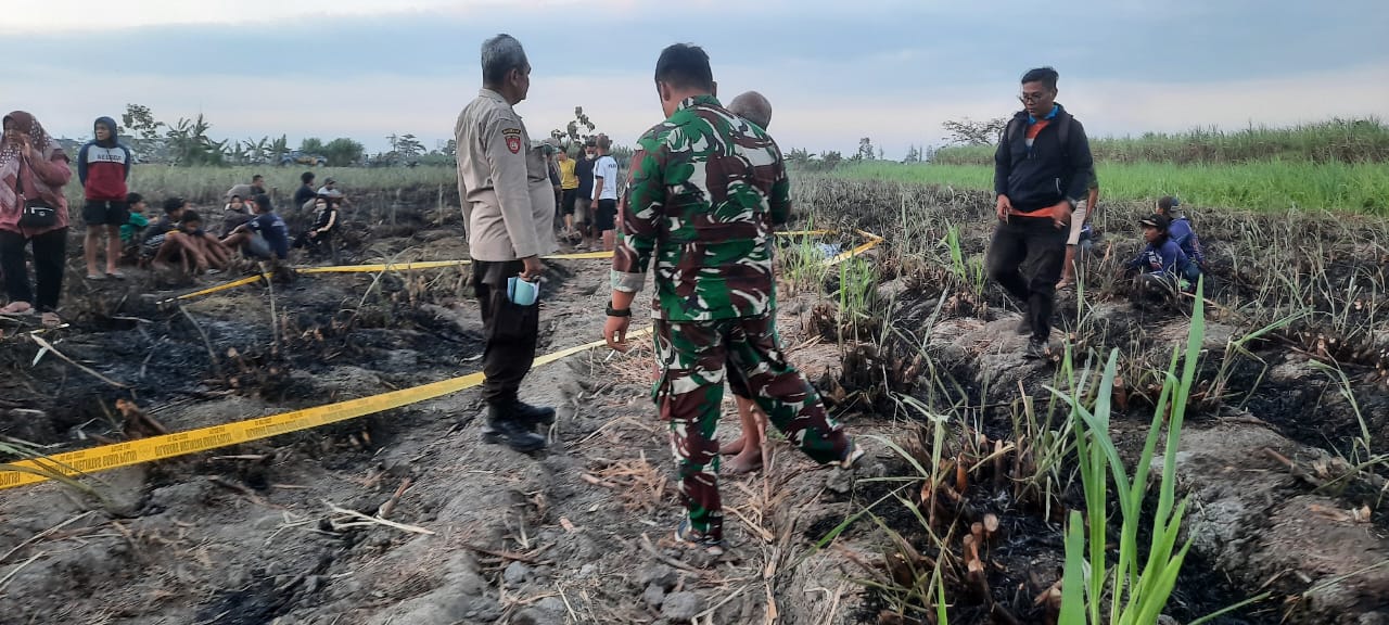 TKP: Polsek Purwasari memasang garis polisi di lokasi kejadian.
