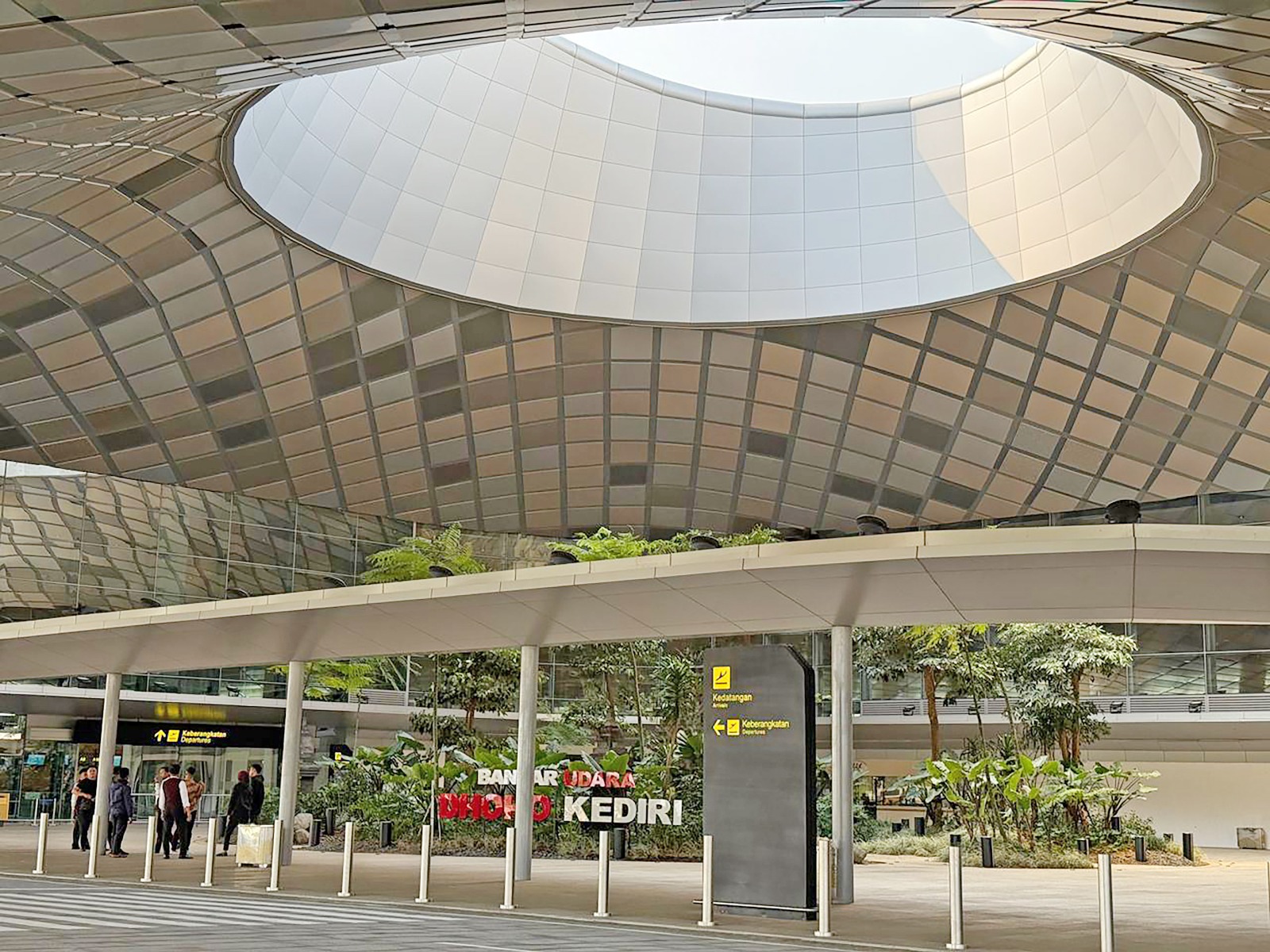 Suasana terminal kedatangan Bandara Dhoho yang masih lengang. Penerbangan reguler di bandara ini masih libur.