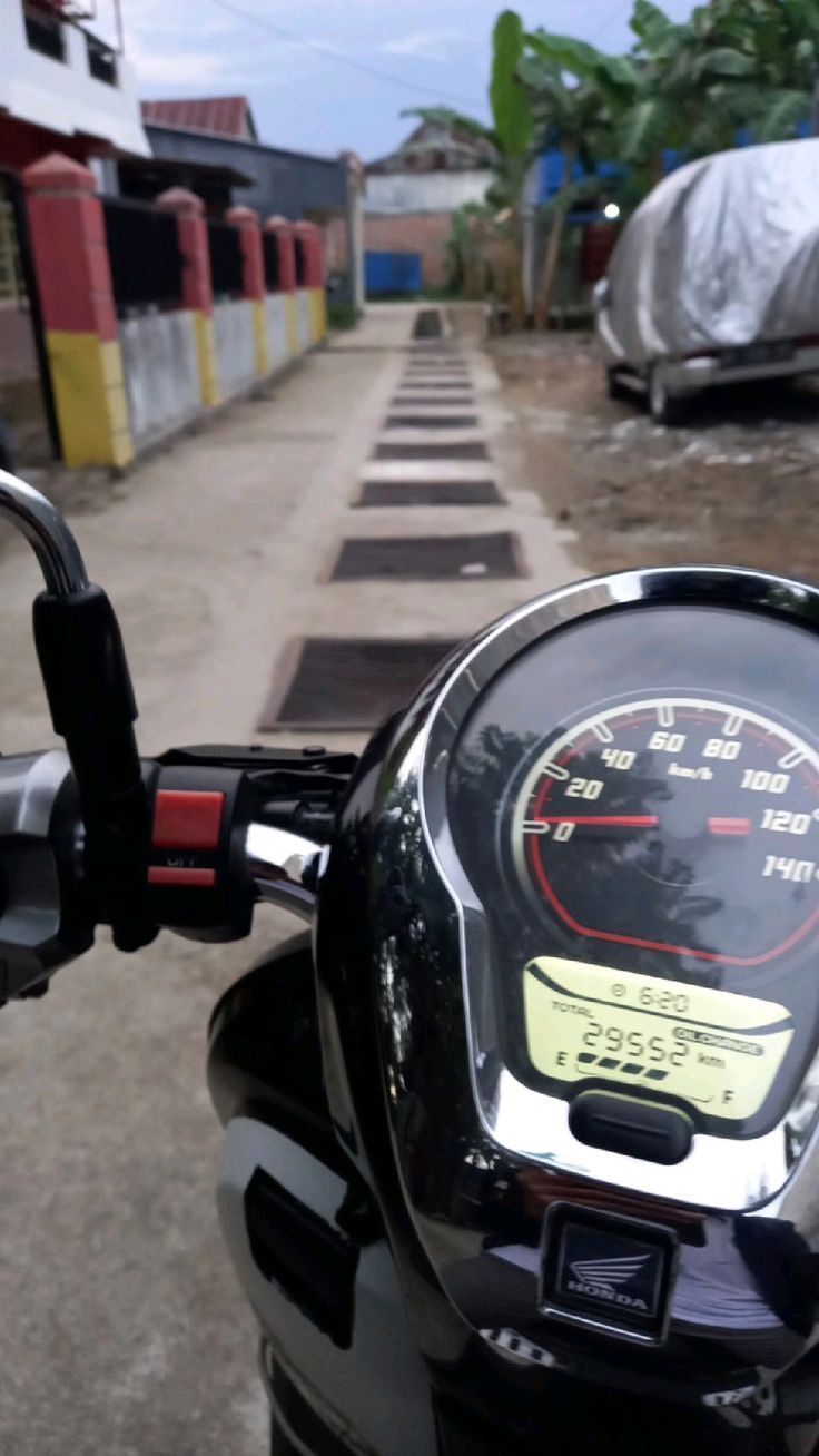 Ilustrasi setir sepeda motor yang keras.