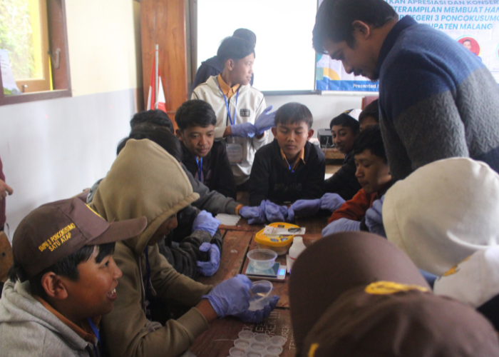 Departemen Biologi Universitas Brawijaya Ajarkan Siswa SMP Olah Flora Lokal Jadi Kerajinan