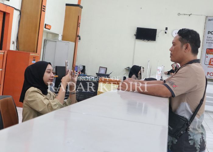 CAIR: Penerima BSU saat berada di Kantor Pos Cabang Kediri.
