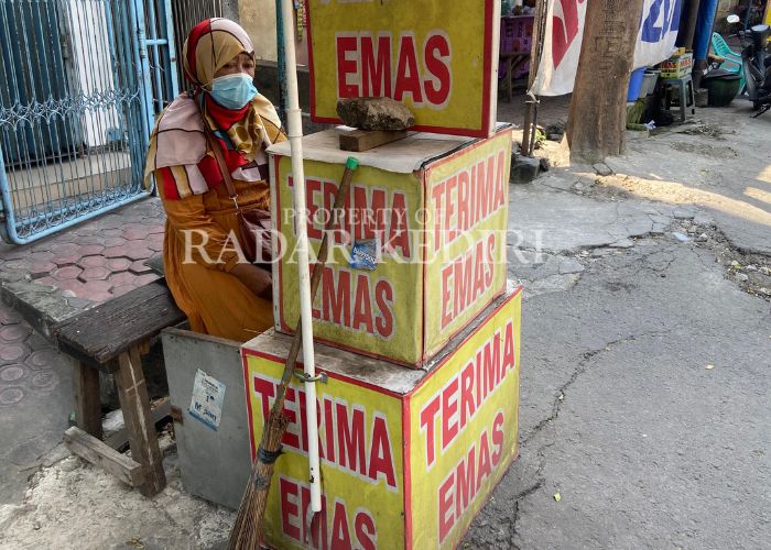 TUNGGU PELANGGAN: Pembeli emas membuka lapak di Jalan Sriwijaya, Kelurahan Jagalan, Kecamatan Kota. Sebagian mulai merambah dengan cara mencari online.&nbsp;