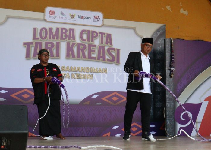 BUKA ACARA: Gu s Qowim memberikan sambutan di Lomba Cipta Kreasi Tari Pecut Samandiman.